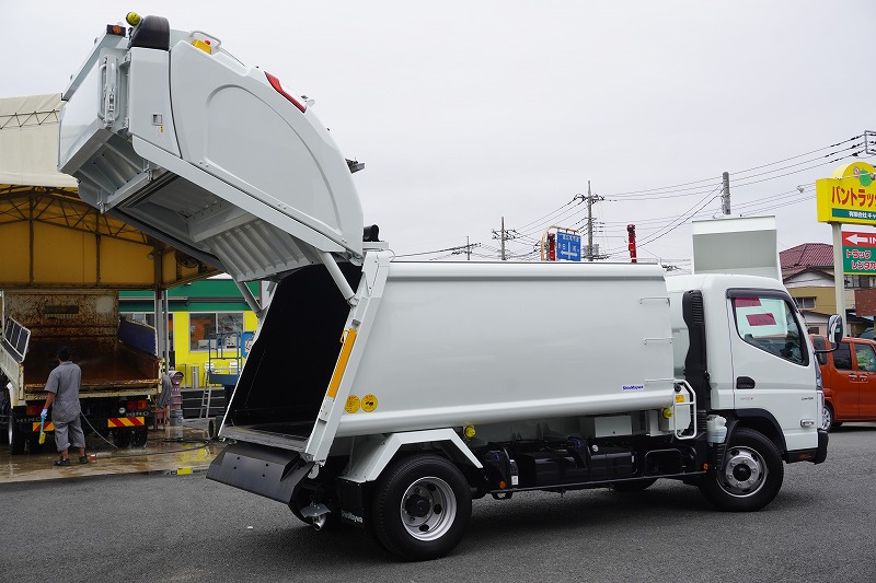 （未使用）　キャンター　「ワイド」　パッカー車　プレス式　積載２８５０ｋｇ　新明和製　７．４立米　連続動作　汚水タンク　防臭扉　網工具入れ　ラダー　バックカメラ　ＥＴＣ２．０　左電格ミラー　ＬＥＤヘッドライト＆フォグランプ　スマートキー　衝突軽減ブレーキ　車線逸脱警報　メッキパーツ　５速ＭＴ！車検「Ｒ８年１月まで！」27