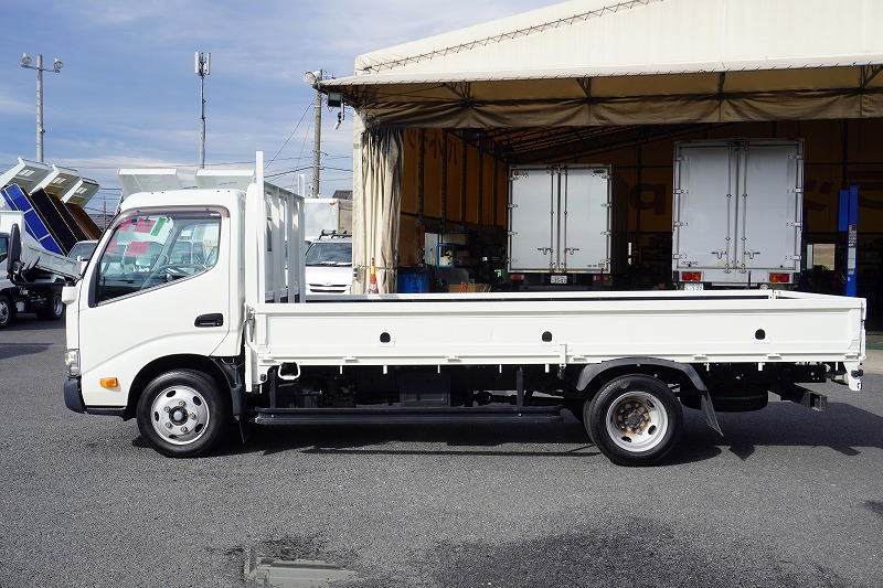 ダイナ　「標準幅　ロング」　平ボディー　積載２０００ｋｇ　三方開　荷台鉄板張り　セイコーラック　ロープ穴３対　鳥居ツノ出し　鳥居加工有り　社外ナビ　フルセグＴＶ　ＥＴＣ　ＬＥＤヘッドライト　電動パーキングブレーキ　６速ＭＴ！1