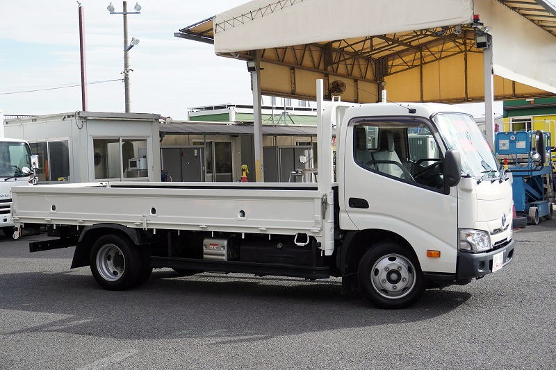 ダイナ　「標準幅　ロング」　平ボディー　積載２０００ｋｇ　三方開　荷台鉄板張り　セイコーラック　ロープ穴３対　鳥居ツノ出し　鳥居加工有り　社外ナビ　フルセグＴＶ　ＥＴＣ　ＬＥＤヘッドライト　電動パーキングブレーキ　６速ＭＴ！4