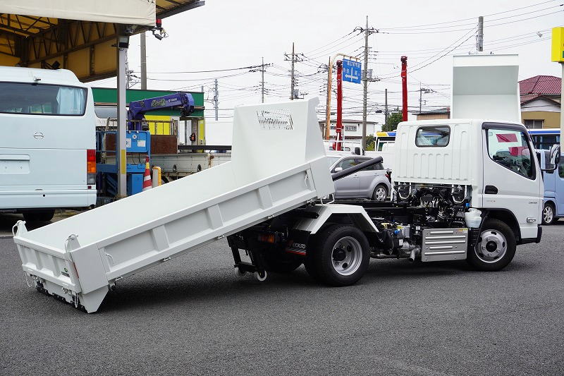 （未使用）　キャンター　「標準幅」　強化　ローダーダンプ　極東製　三方開　積載３０００ｋｇ　ダンプピン　スライド用ラジコン　左電格ミラー　スマートキー　ＬＥＤヘッドライト＆フォグランプ　衝突軽減ブレーキ　車線逸脱警報　５速ＭＴ！　車検「Ｒ８年３月まで！」フロント画像