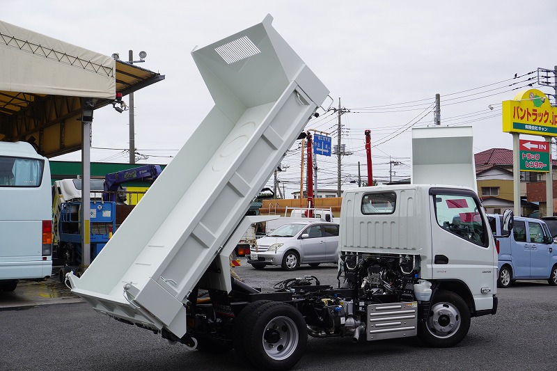 （未使用）　キャンター　「標準幅」　強化　ローダーダンプ　極東製　三方開　積載３０００ｋｇ　ダンプピン　スライド用ラジコン　左電格ミラー　スマートキー　ＬＥＤヘッドライト＆フォグランプ　衝突軽減ブレーキ　車線逸脱警報　５速ＭＴ！　車検「Ｒ８年３月まで！」24