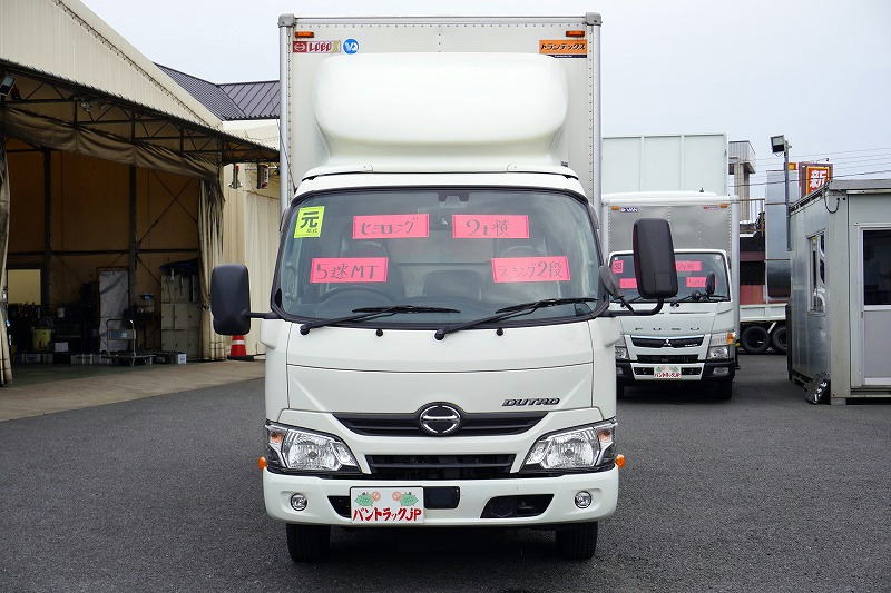 デュトロ　「標準幅　セミロング」　アルミバン　積載２０００ｋｇ　サイドドア　ラッシング２段　導風板　バックカメラ　左電格ミラー　坂道発進補助　電動パーキングブレーキ　スマートキー　衝突軽減ブレーキ　車線逸脱警報　トランテックス製　ワンオーナー！５速ＭＴ！0