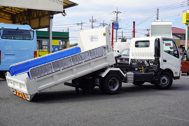 （未使用）　デュトロ　「ワイド　ハイグレード」　強化　ローダーダンプ　新明和製　三方開　積載３６５０ｋｇ　手動コボレーン　ダンプピン　スライド用ラジコン　両側電格ミラー　坂道発進補助　ルームミラー型バックカメラ　クリアランスソナー　ＬＥＤヘッドライト＆フォグランプ　スマートキー　衝突軽減ブレーキ　車線逸脱警報　６速ＭＴ！車検「Ｒ８年２月まで！」フロント画像