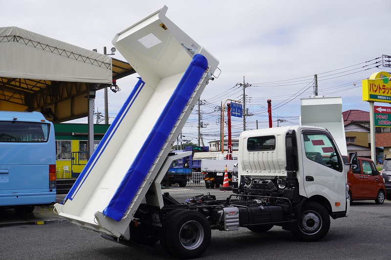 （未使用）　デュトロ　「ワイド　ハイグレード」　強化　ローダーダンプ　新明和製　三方開　積載３６５０ｋｇ　手動コボレーン　ダンプピン　スライド用ラジコン　両側電格ミラー　坂道発進補助　ルームミラー型バックカメラ　クリアランスソナー　ＬＥＤヘッドライト＆フォグランプ　スマートキー　衝突軽減ブレーキ　車線逸脱警報　６速ＭＴ！車検「Ｒ８年２月まで！」25