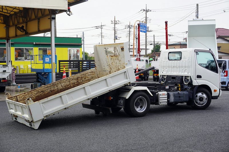 デュトロ　「標準幅」　強化　ローダーダンプ　積載３０００ｋｇ　新明和製　三方開　ダンプピン　スライド用ラジコン　ＥＴＣ　坂道発進補助　左電格ミラー　クリアランスソナー　電動パーキングブレーキ　衝突軽減ブレーキ　車線逸脱警報　低走行！６速ＭＴ！