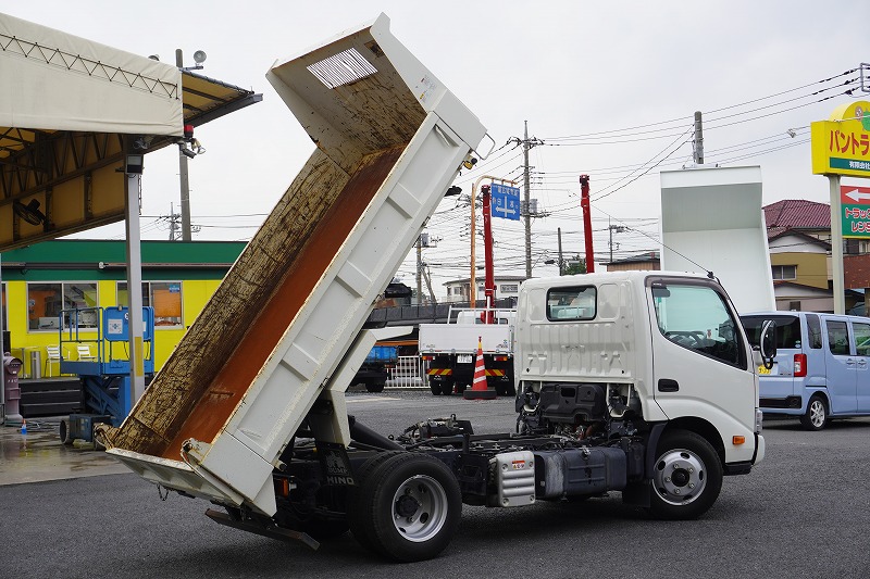 デュトロ　「標準幅」　強化　ローダーダンプ　積載３０００ｋｇ　新明和製　三方開　ダンプピン　スライド用ラジコン　ＥＴＣ　坂道発進補助　左電格ミラー　クリアランスソナー　電動パーキングブレーキ　衝突軽減ブレーキ　車線逸脱警報　低走行！６速ＭＴ！22