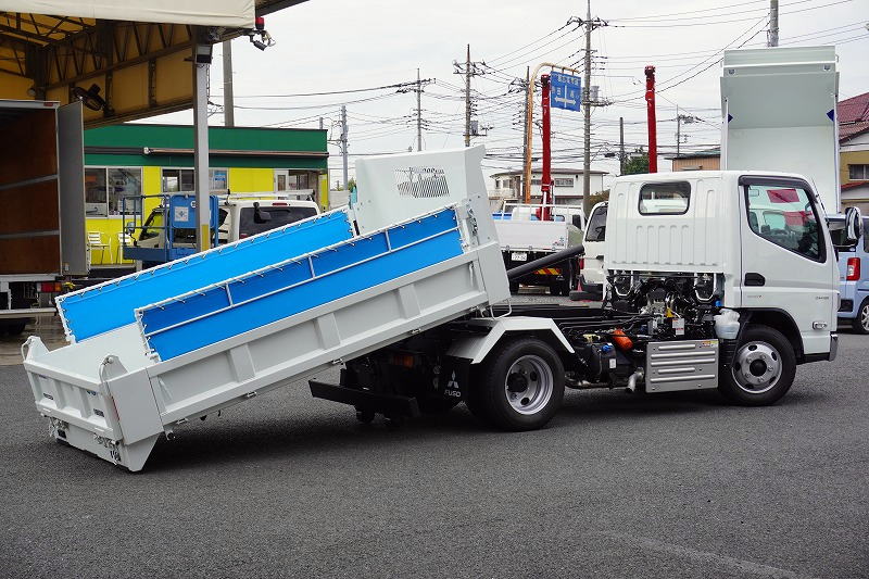 （未使用）　キャンター　「標準幅」　強化　ローダーダンプ　新明和製　三方開　積載３０００ｋｇ　手動コボレーン　ダンプピン　スライド用ラジコン　ビニールシートカバー　左電格ミラー　スマートキー　ＬＥＤヘッドライト＆フォグランプ　衝突軽減ブレーキ　車線逸脱警報　メッキパーツ　５速ＭＴ！　車検「Ｒ８年４月まで！」フロント画像