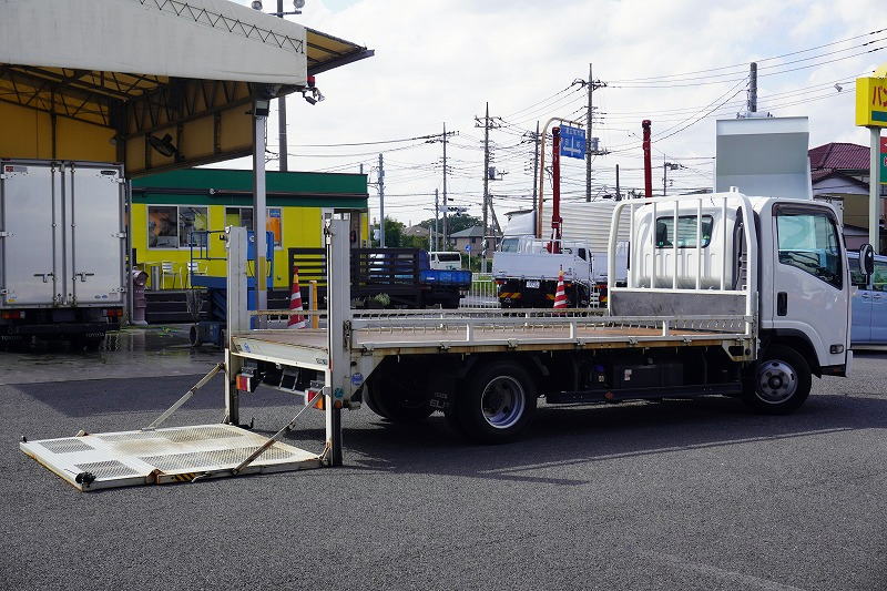 エルフ　「ワイドロング」　バイク運搬車　積載１４５０ｋｇ　三方開　大型自動起立式垂直パワーゲート　荷台鉄板張り　床フック４対　アオリロープフック　バックカメラ　社外ナビ　ＥＴＣ２.０　左電格ミラー　フォグランプ　衝突軽減ブレーキ　車線逸脱警報　ＡＴ車！準中型（５トン限定）免許対応！希少車！！フロント画像