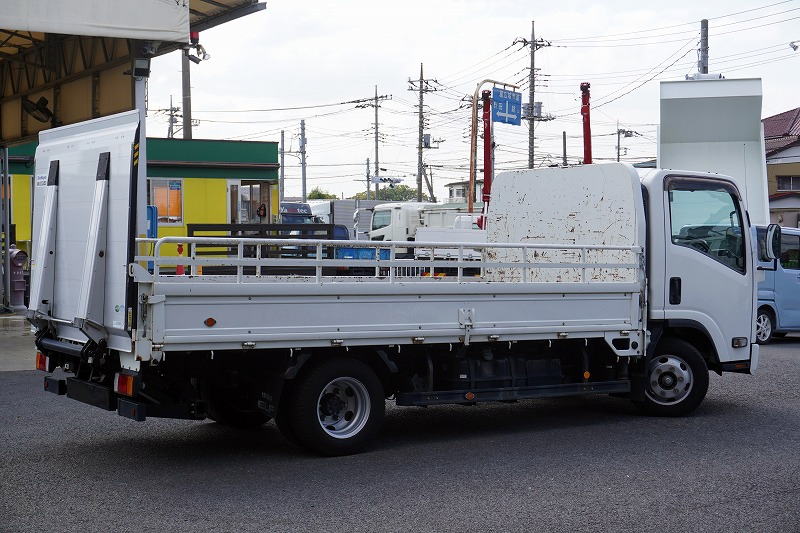 エルフ　「ワイドロング」　平ボディー　アーム式大型パワーゲート　積載３０００ｋｇ　三方開　荷台＆鳥居鉄板張り　アオリ欄干付　セイコーラック　床フック　工具箱　社外ナビ　バックカメラ　ＥＴＣ２.０　左電格ミラー　坂道発進補助　フォグランプ　６速ＭＴ！6