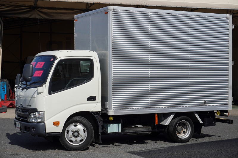 トヨエース　１０尺　アルミバン　積載２０００ｋｇ　ラッシング１段　壁面フック６対　バックカメラ　ＥＴＣ　社外ナビ　スマートキー　両側電格ミラー　９０度ストッパー　北村製　ワンオーナー！ＡＴ車！フロント画像