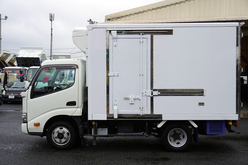 デュトロ　１０尺　冷蔵冷凍車　積載１９００ｋｇ　東プレ製　サイドドア　－３０度設定　スタンバイ装置　エアリブ　荷台スノコ付き　９０度ストッパー　左電格ミラー　バックカメラ　ＥＴＣ　ＬＥＤヘッドライト＆フォグランプ　クリアランスソナー　衝突軽減ブレーキ　車線逸脱警報　全高約２．８ｍ　ＡＴ車！準中型（５トン限定）免許対応！1