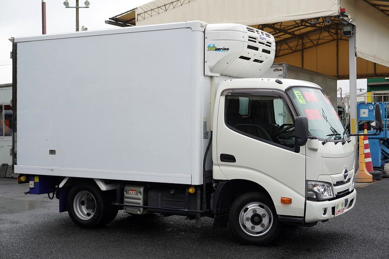 デュトロ　１０尺　冷蔵冷凍車　積載１９００ｋｇ　東プレ製　サイドドア　－３０度設定　スタンバイ装置　エアリブ　荷台スノコ付き　９０度ストッパー　左電格ミラー　バックカメラ　ＥＴＣ　ＬＥＤヘッドライト＆フォグランプ　クリアランスソナー　衝突軽減ブレーキ　車線逸脱警報　全高約２．８ｍ　ＡＴ車！準中型（５トン限定）免許対応！4