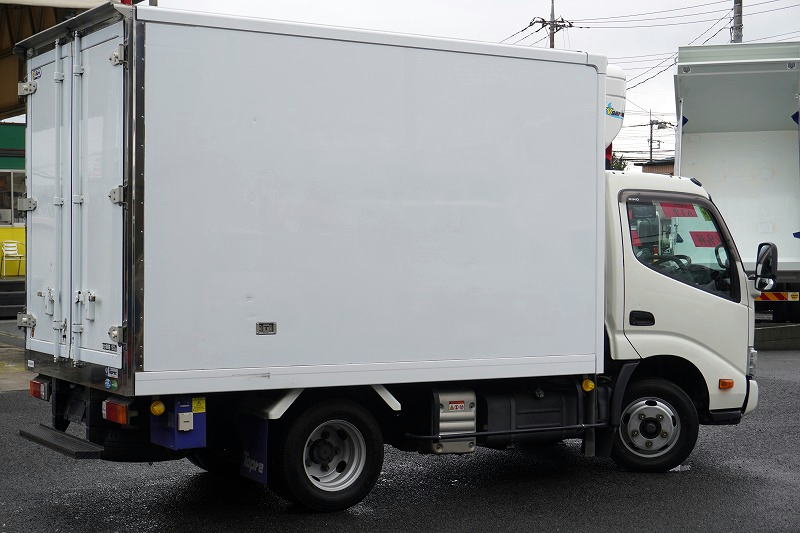 デュトロ　１０尺　冷蔵冷凍車　積載１９００ｋｇ　東プレ製　サイドドア　－３０度設定　スタンバイ装置　エアリブ　荷台スノコ付き　９０度ストッパー　左電格ミラー　バックカメラ　ＥＴＣ　ＬＥＤヘッドライト＆フォグランプ　クリアランスソナー　衝突軽減ブレーキ　車線逸脱警報　全高約２．８ｍ　ＡＴ車！準中型（５トン限定）免許対応！5