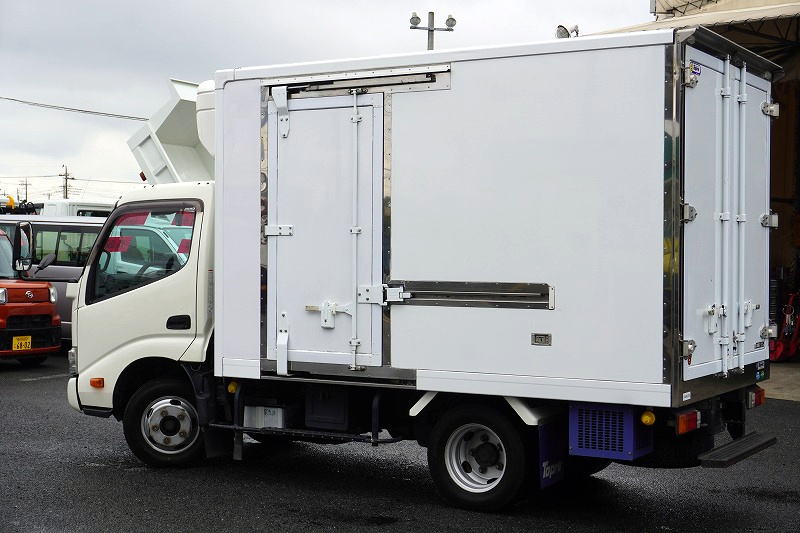 デュトロ　１０尺　冷蔵冷凍車　積載１９００ｋｇ　東プレ製　サイドドア　－３０度設定　スタンバイ装置　エアリブ　荷台スノコ付き　９０度ストッパー　左電格ミラー　バックカメラ　ＥＴＣ　ＬＥＤヘッドライト＆フォグランプ　クリアランスソナー　衝突軽減ブレーキ　車線逸脱警報　全高約２．８ｍ　ＡＴ車！準中型（５トン限定）免許対応！6