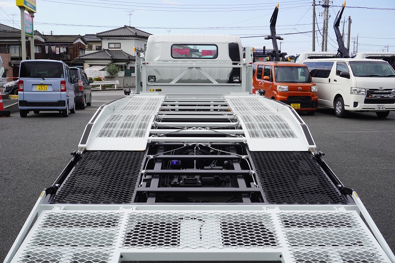 （未使用）　キャンター　「ワイド超ロング」　キャリアカー　２台積　古河ユニック製　積載３５５０ｋｇ　ウインチ　油圧リアゲート　ラジコン　左電格ミラー　ＬＥＤヘッドライト＆フォグランプ　スマートキー　衝突軽減ブレーキ　車線逸脱警報　５速ＭＴ！車検「Ｒ７年１０月まで！」34