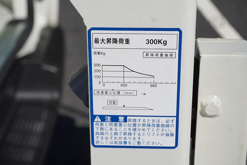 レジアスエース　ロング　ＤＸ　５ドア　ガソリン車　３～６人乗り　トヨタ車体製パワーゲート　ラッシング１段　荷台板張り　床フック２対　小窓　純正ナビ　ＥＴＣ　フルセグＴＶ　キーレス　ワンオーナー！ＡＴ車！17