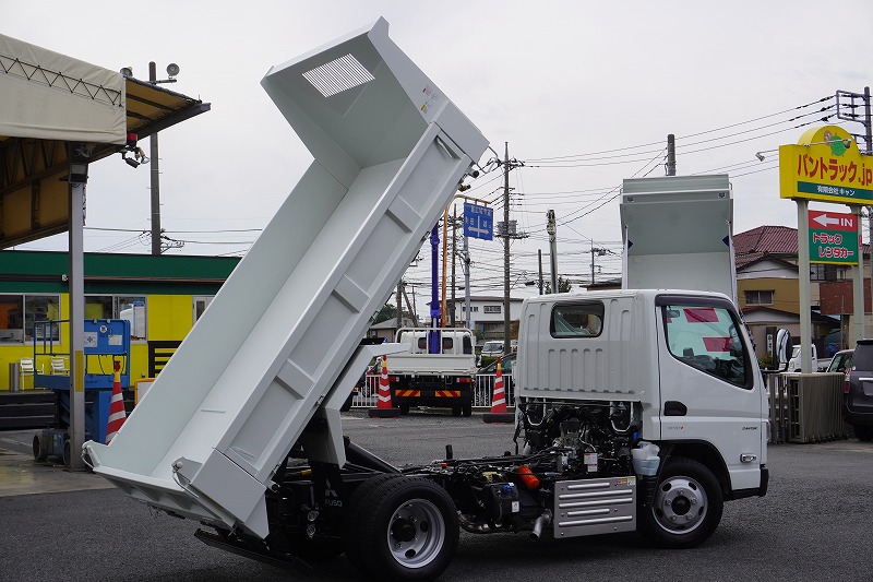 （未使用）　キャンター　「標準幅」　強化　ローダーダンプ　新明和製　三方開　積載３０００ｋｇ　ダンプピン　スライド用ラジコン　左電格ミラー　スマートキー　ＬＥＤヘッドライト＆フォグランプ　衝突軽減ブレーキ　車線逸脱警報　５速ＭＴ！　車検「Ｒ８年５月まで！」25