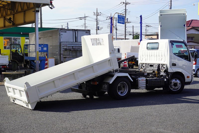 デュトロ　「標準幅」　強化　ローダーダンプ　積載３０００ｋｇ　新明和製　三方開　ダンプピン　スライド用ラジコン　ＥＴＣ　坂道発進補助　左電格ミラー　クリアランスソナー　電動パーキングブレーキ　衝突軽減ブレーキ　車線逸脱警報　低走行！６速ＭＴ！フロント画像