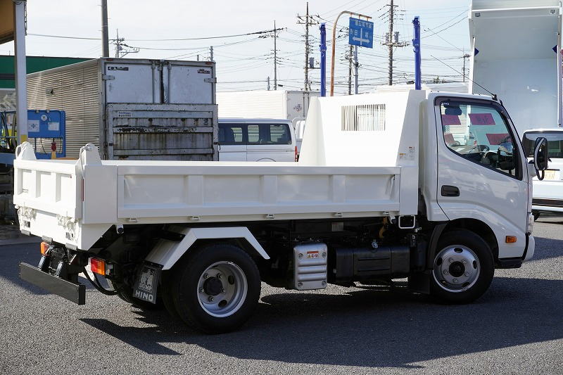 デュトロ　「標準幅」　強化　ローダーダンプ　積載３０００ｋｇ　新明和製　三方開　ダンプピン　スライド用ラジコン　ＥＴＣ　坂道発進補助　左電格ミラー　クリアランスソナー　電動パーキングブレーキ　衝突軽減ブレーキ　車線逸脱警報　低走行！６速ＭＴ！6