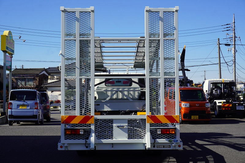 （未使用）　キャンター　「ワイド超ロング」　キャリアカー　２台積　古河ユニック製　積載３０５０ｋｇ　ウインチ　油圧リアゲート　ラジコン　左電格ミラー　ＬＥＤヘッドライト＆フォグランプ　スマートキー　衝突軽減ブレーキ　車線逸脱警報　５速ＭＴ！車検「Ｒ７年９月まで！」3