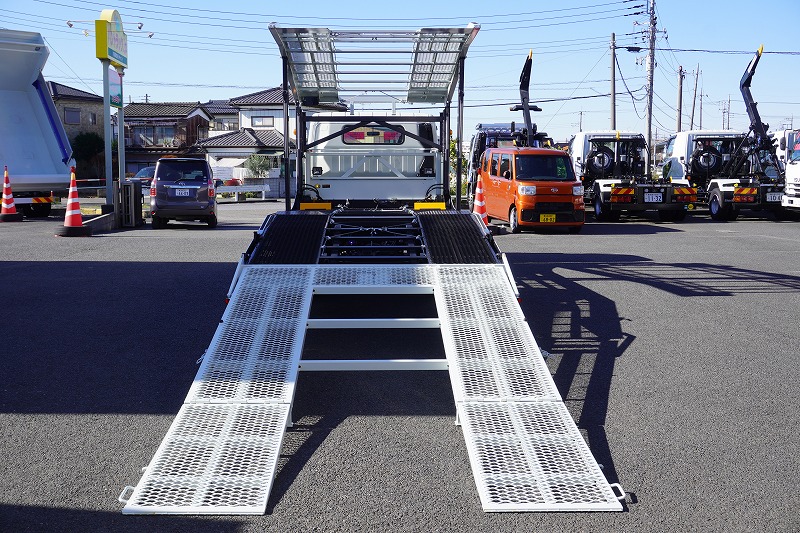 （未使用）　キャンター　「ワイド超ロング」　キャリアカー　２台積　古河ユニック製　積載３０５０ｋｇ　ウインチ　油圧リアゲート　ラジコン　左電格ミラー　ＬＥＤヘッドライト＆フォグランプ　スマートキー　衝突軽減ブレーキ　車線逸脱警報　５速ＭＴ！車検「Ｒ７年９月まで！」23