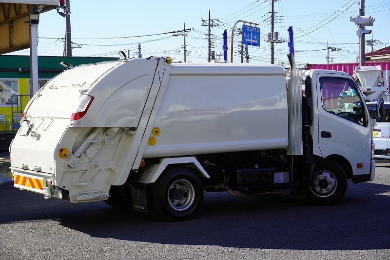 デュトロ　「ワイド」　パッカー車　新明和製　プレス式　積載２８００ｋｇ　６．０立米　連続動作　汚水タンク　ラダー　バックカメラ　左電格ミラー　坂道発進補助　フォグランプ　６速ＭＴ！車検「Ｒ７年１０月まで！」6