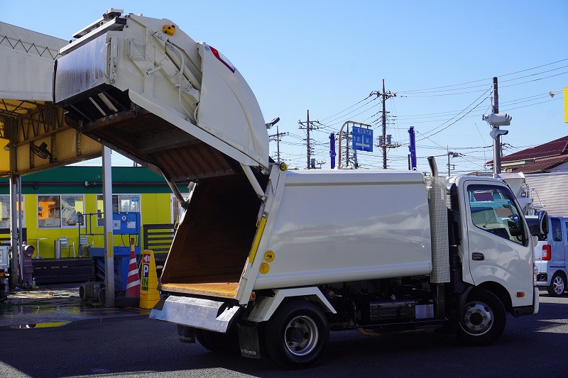 デュトロ　「ワイド」　パッカー車　新明和製　プレス式　積載２８００ｋｇ　６．０立米　連続動作　汚水タンク　ラダー　バックカメラ　左電格ミラー　坂道発進補助　フォグランプ　６速ＭＴ！車検「Ｒ７年１０月まで！」22