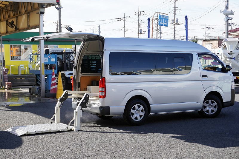 ハイエース　ロング　ＤＸ　４ドア　「ハイルーフ」　ガソリン車　３～６人乗り　トヨタ車体製パワーゲート　純正ナビ　フルセグＴＶ　ＥＴＣ２．０　バックカメラ　電格ミラー　ダブルエアコン　リアヒーター　ワンオーナー！ＡＴ車！