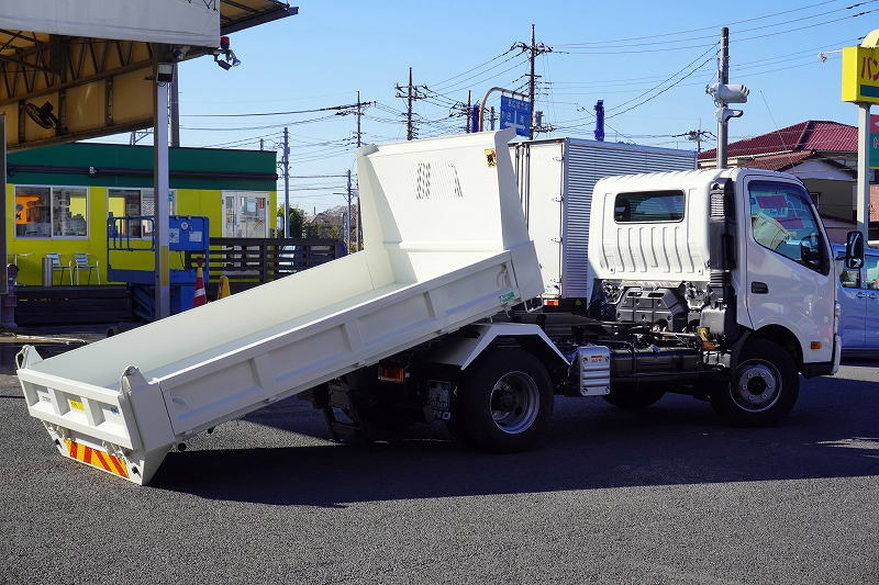 （未使用）　デュトロ　「ワイド」　強化　ローダーダンプ　花見台製　三方開　積載３７００ｋｇ　ダンプピン　左電格ミラー　坂道発進補助　ルームミラー型バックカメラ　クリアランスソナー　ＬＥＤヘッドライト＆フォグランプ　衝突軽減ブレーキ　車線逸脱警報　６速ＭＴ！車検「Ｒ８年６月まで！」