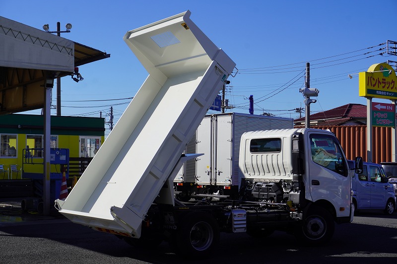 （未使用）　デュトロ　「ワイド」　強化　ローダーダンプ　花見台製　三方開　積載３７００ｋｇ　ダンプピン　左電格ミラー　坂道発進補助　ルームミラー型バックカメラ　クリアランスソナー　ＬＥＤヘッドライト＆フォグランプ　衝突軽減ブレーキ　車線逸脱警報　６速ＭＴ！車検「Ｒ８年６月まで！」23