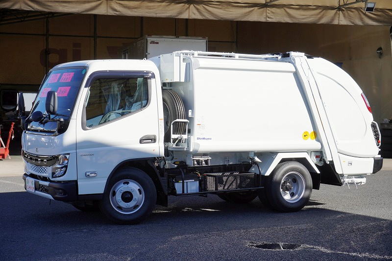 (未使用) キャンター パッカー車 プレス式 積載2000kg 新明和製 4.3立米 連続動作 汚水タンク 防臭扉 網工具入れ バックカメラ 左電格ミラー LEDヘッドライト スマートキー 衝突軽減ブレーキ 車線逸脱警報 5速MT! 車検「R8年11月まで!」フロント画像
