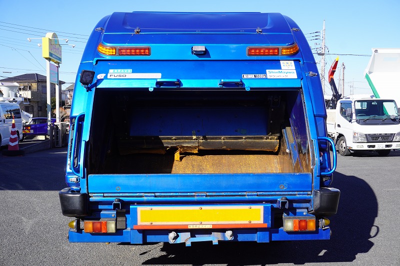 ファイター　４トン　「ベッド付き」　パッカー車　プレス式　積載１９００ｋｇ　新明和製　８．６立米　連続動作　防臭扉　ラダー　工具箱　バックカメラ　社外ナビ　ＥＴＣ　坂道発進補助　メッキパーツ　６速ＭＴ！程度良いです！22