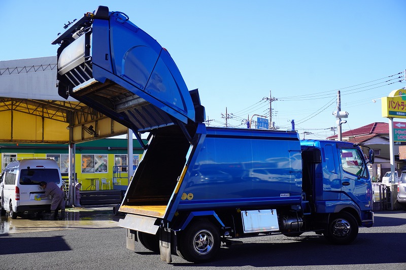 ファイター　４トン　「ベッド付き」　パッカー車　プレス式　積載１９００ｋｇ　新明和製　８．６立米　連続動作　防臭扉　ラダー　工具箱　バックカメラ　社外ナビ　ＥＴＣ　坂道発進補助　メッキパーツ　６速ＭＴ！程度良いです！24