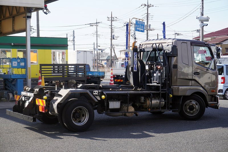 ファイター　４トン　「ベッド付き」　アームロール　新明和製　積載３７００ｋｇ　ツインシリンダー　キャブバックステップ　網工具入れ　社外ナビ　フルセグＴＶ　ＥＴＣ　メッキパーツ　ＨＩＤヘッドライト　フォグランプ　坂道発進補助　６速ＭＴ！車検「Ｒ７年１１月まで！」6