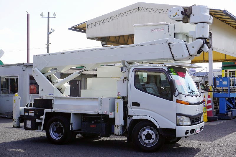 デュトロ　高所作業車　アイチ製（ＳＮ１５Ｂ）　最大地上高１４．６ｍ　ＦＲＰバケット　バケット積載荷重２００ｋｇ　積載７００ｋｇ　ウインチ　工具入れ　アワーメーター：７１９２ｈ　バックカメラ　ＥＴＣ　電気工事仕様！５速ＭＴ！4