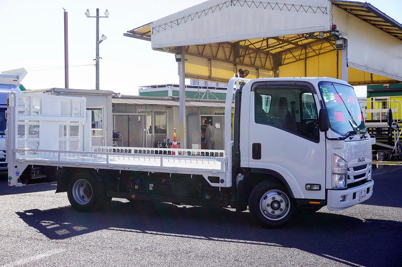 エルフ　「ワイドロング」　バイク運搬車　積載１４５０ｋｇ　三方開　大型自動起立式垂直パワーゲート　荷台鉄板張り　床フック４対　アオリロープフック　バックカメラ　社外ナビ　ＥＴＣ２.０　左電格ミラー　フォグランプ　衝突軽減ブレーキ　車線逸脱警報　ＡＴ車！準中型（５トン限定）免許対応！希少車！！4