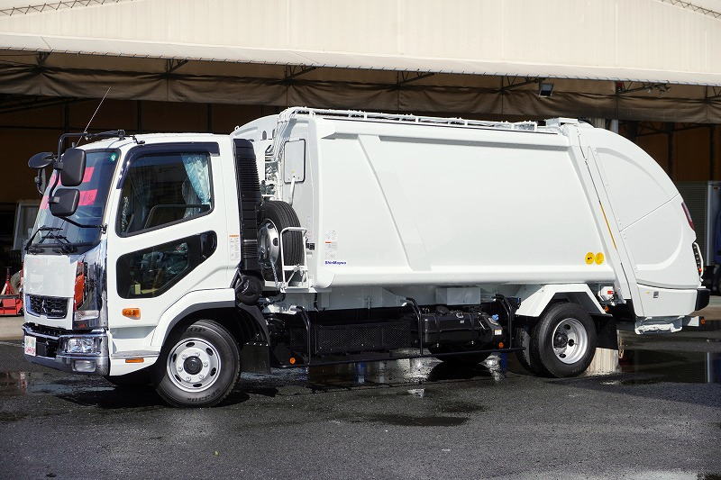 （未使用）　ファイター　４トン　「ベッドレス」　パッカー車　プレス式　積載１４５０ｋｇ　新明和製　連続動作　１０．２立米　汚水タンク　防臭扉　網工具入れ　バックカメラ　ＥＴＣ２．０　衝突軽減ブレーキ　車線逸脱警報　メッキパーツ多数！紙、段ボール仕様！６速ＭＴ！　車検「Ｒ９年２月まで！」フロント画像