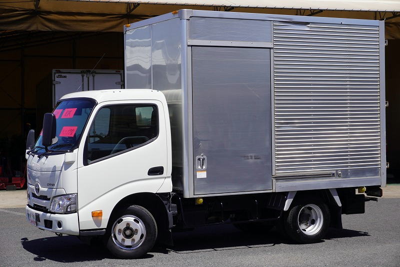 ダイナ　１０尺　アルミバン　積載２０００ｋｇ　サイドドア　ラッシング２段　床フック３対　左電格ミラー　バックカメラ　ＥＴＣ　ポータブルナビ　スマートキー　９０度ストッパー　電動パーキングブレーキ　トヨタ車体製　ワンオーナー！ＡＴ車！フロント画像
