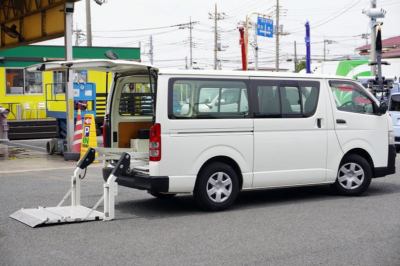 ハイエース　ロング　ＤＸ　５ドア　ガソリン車　３～６人乗り　トヨタ車体製パワーゲート　小窓　ワンオーナー！低走行！ＡＴ車！！フロント画像