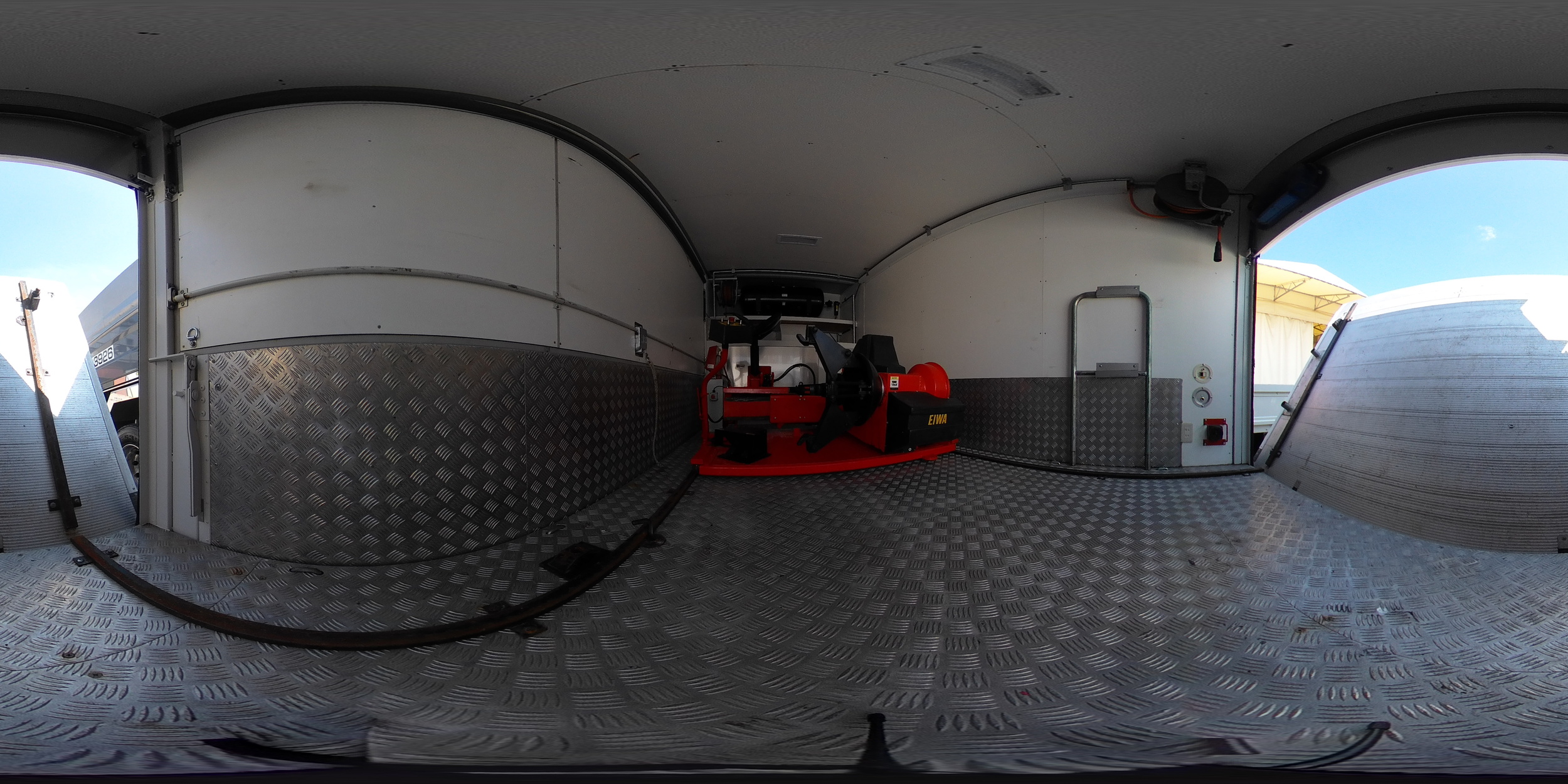 デュトロ　「ハイグレード　ワイドロング」　タイヤサービスカー　積載５００ｋｇ　サイドドア　跳ね上げ式　パワーゲート　荷台シマ板張り　助手席側箱側面跳ね上げ式　バックカメラ　社外ナビ　ＥＴＣ２．０　左電格ミラー　坂道発進補助　ステンレスサイドバンパー　社外テール　フォグランプ　衝突軽減ブレーキ　車線逸脱警報　６速ＭＴ！低走行！希少車！！2