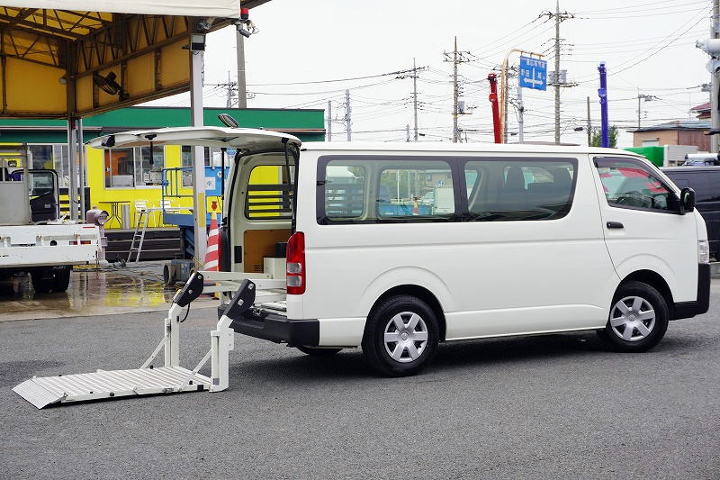 ハイエース　ロング　ＤＸ　４ドア　ガソリン車　３人乗り　トヨタ車体製パワーゲート　バックカメラ　社外ナビ　ＥＴＣ２．０　キーレス　電格ミラー　衝突軽減ブレーキ　車線逸脱警報　ＡＴ車！フロント画像