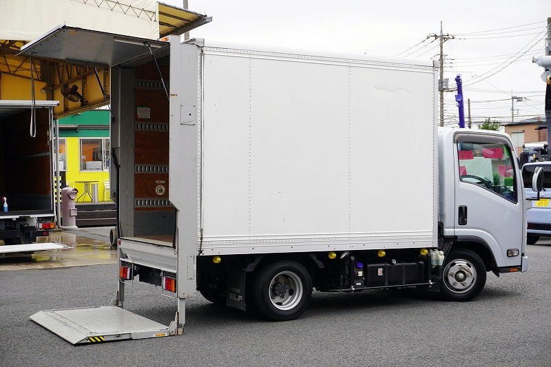 エルフ　１０尺　パネルバン　積載１８００ｋｇ　サイドドア　跳ね上げ式　垂直パワーゲート　ラッシング４段　床フック３対　バックカメラ　ＥＴＣ２．０　社外ナビ　キーレス　左電格ミラー　フォグランプ　衝突軽減ブレーキ　車線逸脱警報　全低床　ＡＴ車！準中型（５トン限定）免許対応！フロント画像
