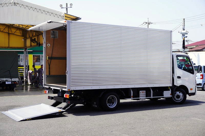 ダイナ　「ワイドロング」　アルミバン　積載３０００ｋｇ　跳ね上げ式　パワーゲート　ラッシング２段　ラジコン　バックカメラ　社外ナビ　ＥＴＣ２．０　左電格ミラー　坂道発進補助　スマートキー　電動パーキングブレーキ　クリアランスソナー　衝突軽減ブレーキ　車線逸脱警報　６速ＭＴ！高年式！低走行！！フロント画像