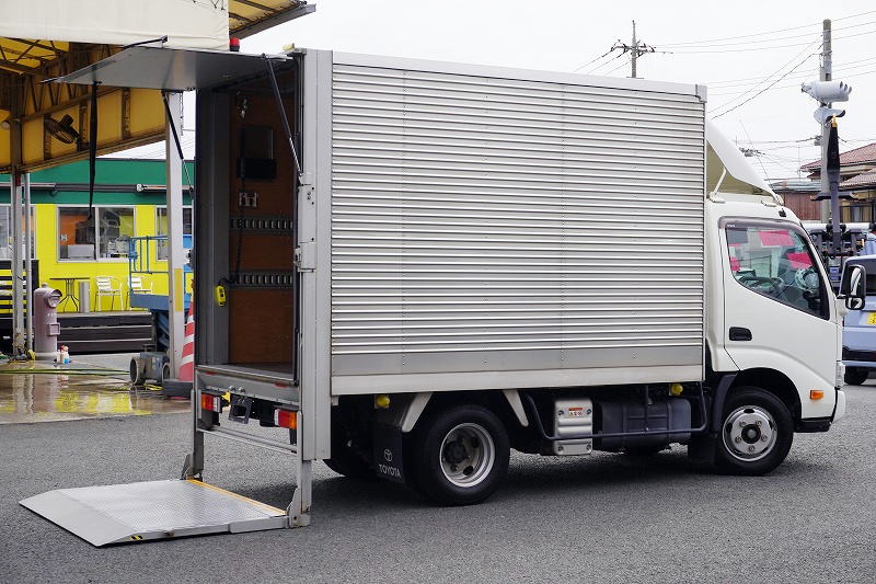 ダイナ　１０尺　アルミバン　積載２０００ｋｇ　跳ね上げ式　垂直パワーゲート　ラッシング２段　バックカメラ　ＥＴＣ　社外ナビ　導風板　ＬＥＤヘッドライト　クリアランスソナー　坂道発進補助　両側電格ミラー　衝突軽減ブレーキ　車線逸脱警報　電動パーキングブレーキ　ワンオーナー！６速ＭＴ！フロント画像