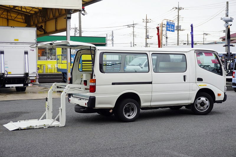 日野　デュトロ　ルートバン　５ドア　ディーゼル車　ジャストロー　積載２０００ｋｇ　３人乗り　リア跳ね上げドア　和光工業製パワーゲート　荷台板張り　荷室加工有り　社外ナビ　バックカメラ　ＡＴ車！フロント画像