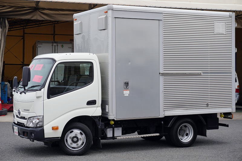トヨエース　１０尺　アルミバン　積載２０００ｋｇ　サイドドア　ラッシング２段　９０度ストッパー　左電格ミラー　バックカメラ　ＥＴＣ　通気口　フォグランプ　電動パーキングブレーキ　クリアランスソナー　衝突軽減ブレーキ　車線逸脱警報　北村製　ワンオーナー！ＡＴ車！フロント画像
