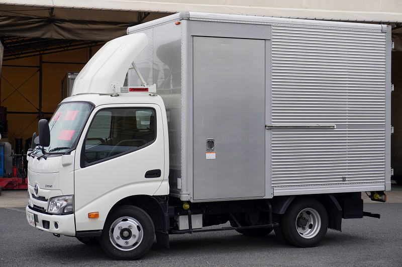 ダイナ　１０尺　アルミバン　積載２０００ｋｇ　サイドドア　ラッシング１段　導風板　９０度ストッパー　バックカメラ　社外ナビ　ＥＴＣ　ＬＥＤヘッドライト　スマートキー　電動パーキングブレーキ　クリアランスソナー　衝突軽減ブレーキ　車線逸脱警報　北村製　ワンオーナー！ＡＴ車！　車検「Ｒ７年１０月まで！」フロント画像