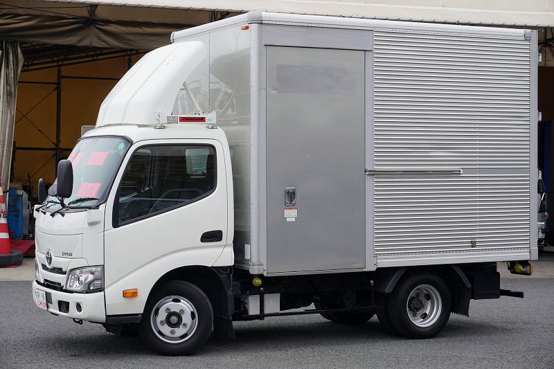 ダイナ　１０尺　アルミバン　積載２０００ｋｇ　サイドドア　ラッシング１段　導風板　９０度ストッパー　バックカメラ　社外ナビ　ＥＴＣ　ＬＥＤヘッドライト　スマートキー　電動パーキングブレーキ　クリアランスソナー　衝突軽減ブレーキ　車線逸脱警報　北村製　ワンオーナー！ＡＴ車！　車検「Ｒ７年１０月まで！」フロント画像
