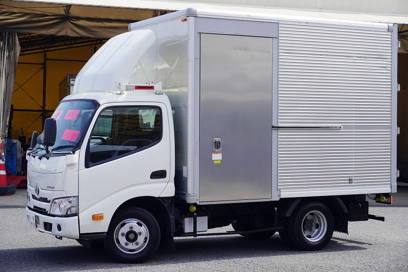 ダイナ　１０尺　アルミバン　積載２０００ｋｇ　サイドドア　ラッシング１段　導風板　９０度ストッパー　バックカメラ　社外ナビ　ＥＴＣ　ＬＥＤヘッドライト　スマートキー　電動パーキングブレーキ　クリアランスソナー　衝突軽減ブレーキ　車線逸脱警報　北村製　ワンオーナー！ＡＴ車！　車検「Ｒ７年１０月まで！」フロント画像