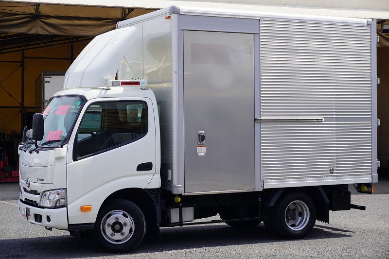 ダイナ　１０尺　アルミバン　積載２０００ｋｇ　サイドドア　ラッシング１段　導風板　９０度ストッパー　バックカメラ　社外ナビ　ＥＴＣ　ＬＥＤヘッドライト　スマートキー　電動パーキングブレーキ　クリアランスソナー　衝突軽減ブレーキ　車線逸脱警報　北村製　ワンオーナー！ＡＴ車！　車検「Ｒ７年１０月まで！」フロント画像